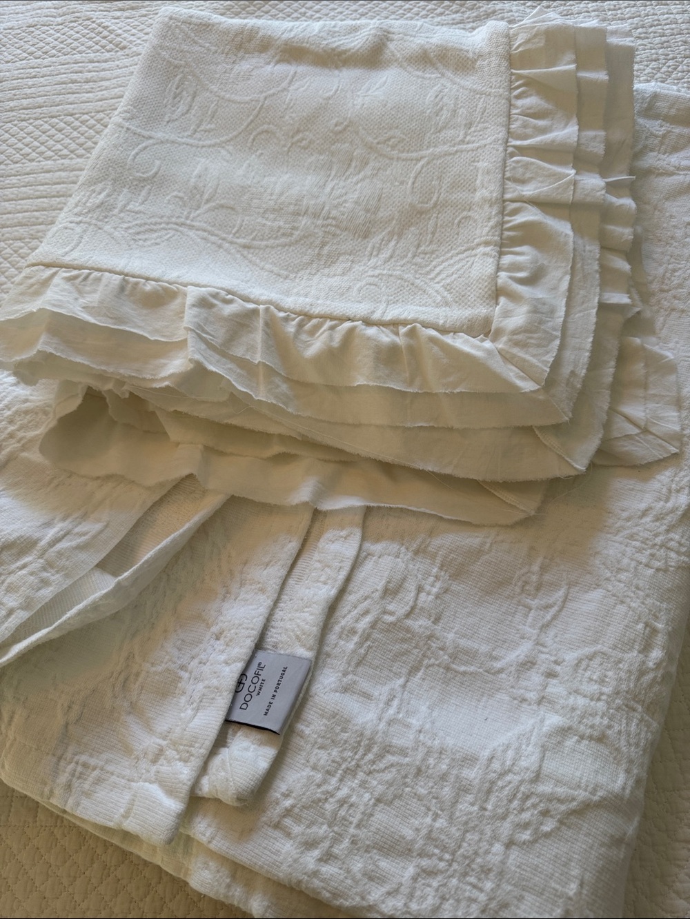 Docofil bright white king size Coverlet 100% cotton. W/ two pillow shams